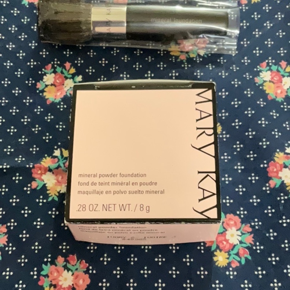 Mary Kay. BUNDLE - Mineral powder foundation and brush applicator.